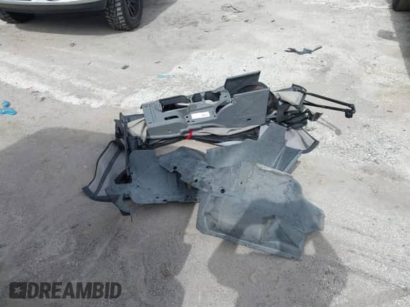 2007 Jeep Wrangler Unlimited Sahara z VIN 1J8GA59187L104774, wystawiony jako IAAI lot #42485359 z przebiegiem 192 254 mil mil oraz . Historia ofert i sprzedaży dostępna na DreamBid. Obrazek 12.