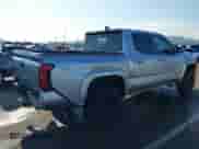 2025 Toyota Tacoma SR z VIN 3TYLB5JN7ST066516, wystawiony jako IAAI lot #43155848 z przebiegiem 2 019 mil mil oraz . Historia ofert i sprzedaży dostępna na DreamBid. Obrazek 4.