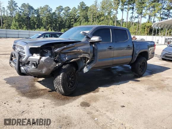 2016 Toyota Tacoma SR5 z VIN 3TMAZ5CNXGM017958, wystawiony jako Copart lot #81539005 z przebiegiem 121 102 mil mil oraz Szkoda całkowita • Salvage title. Historia ofert i sprzedaży dostępna na DreamBid. Obrazek 1.