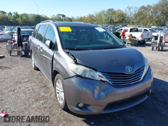 2012 Toyota Sienna XLE AAS z VIN 5TDYK3DC4CS206703, wystawiony jako IAAI lot #43478951 z przebiegiem 208 778 mil mil oraz . Historia ofert i sprzedaży dostępna na DreamBid. Obrazek 6.