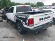 2017 Ram 1500 Rebel z VIN 1C6RR7YT7HS575529, wystawiony jako IAAI lot #42125529 z przebiegiem 110 722 mil mil oraz . Historia ofert i sprzedaży dostępna na DreamBid. Obrazek 3.