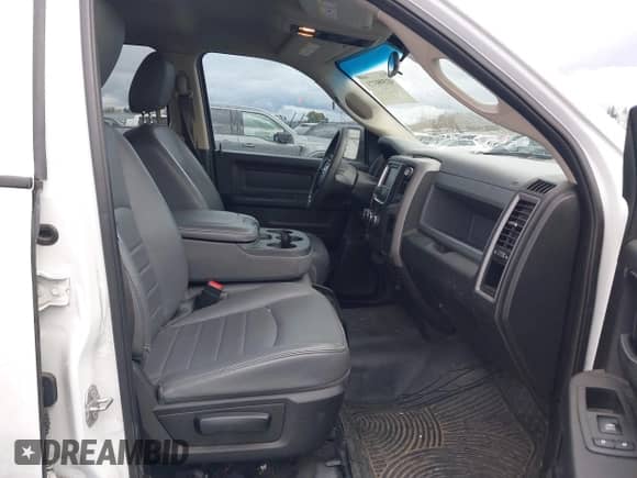 2019 Ram 1500 Express z VIN 1C6RR7KT5KS500926, wystawiony jako IAAI lot #41599373 z przebiegiem 108 928 mil mil oraz . Historia ofert i sprzedaży dostępna na DreamBid. Obrazek 5.