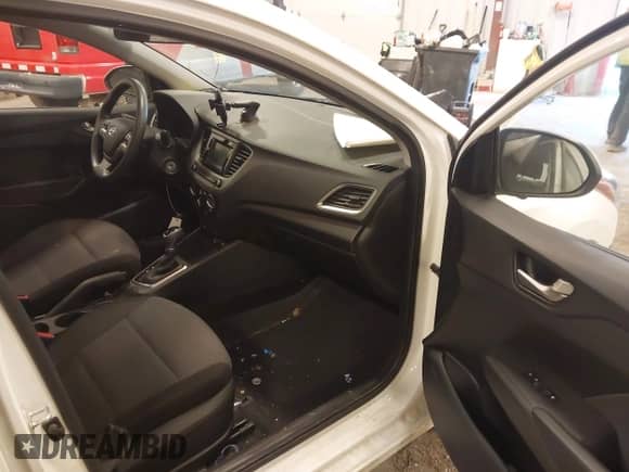 2018 Hyundai Accent SE z VIN 3KPC24A34JE010059, wystawiony jako IAAI lot #43413978 z przebiegiem 60 998 mil mil oraz . Historia ofert i sprzedaży dostępna na DreamBid. Obrazek 5.