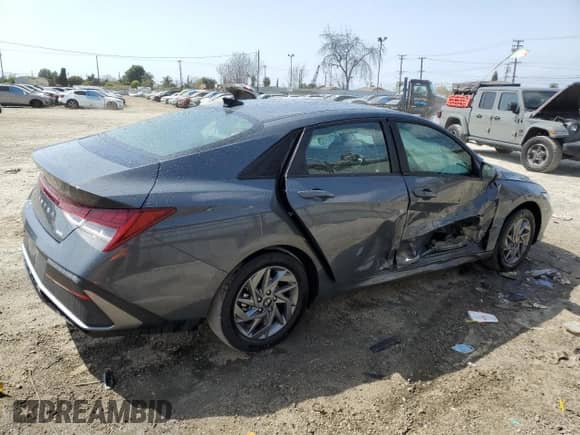 2024 Hyundai Elantra z VIN KMHLM4DJ0RU104775, wystawiony jako Copart lot #50542915 z przebiegiem 70 439 mil mil oraz Szkoda całkowita • Salvage title. Historia ofert i sprzedaży dostępna na DreamBid. Obrazek 3.