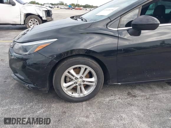 2018 Chevrolet Cruze LT z VIN 1G1BE5SM4J7124314, wystawiony jako IAAI lot #43448494 z przebiegiem 110 914 mil mil oraz . Historia ofert i sprzedaży dostępna na DreamBid. Obrazek 17.