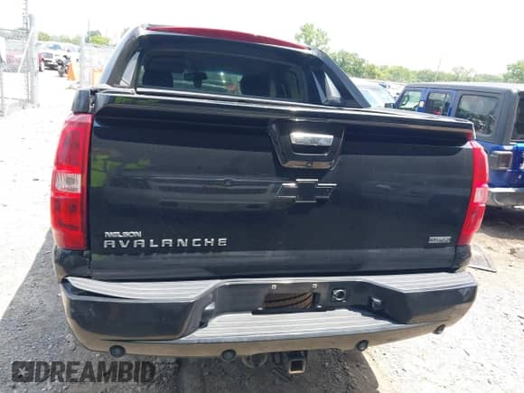 2011 Chevrolet Avalanche LT z VIN 3GNTKFE37BG136077, wystawiony jako IAAI lot #42906255 z przebiegiem Nie podano mil oraz . Historia ofert i sprzedaży dostępna na DreamBid. Obrazek 16.