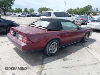 1987 Chevrolet Camaro z VIN 1G1FP31H8HN151798, wystawiony jako IAAI lot #42200987 z przebiegiem 44 640 mil mil oraz . Historia ofert i sprzedaży dostępna na DreamBid. Obrazek 4.