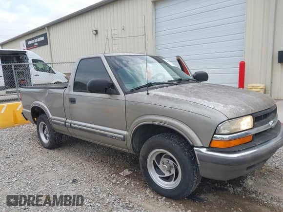 2000 Chevrolet S-10 with VIN 1GCCS1448YK122003, listed as a IAAI auction lot 42059702 with 238,279 mi miles and . Bid and sale history available at DreamBid. Image 6.