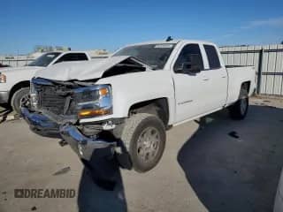 2017 Chevrolet Silverado 1500 LT z VIN 1GCVKREH3HZ359563, wystawiony jako Copart lot #82316554 z przebiegiem 101 915 mil mil oraz Szkoda całkowita • Salvage title. Historia ofert i sprzedaży dostępna na DreamBid. Obrazek 1.