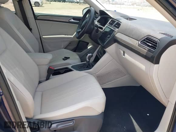 2022 Volkswagen Tiguan SE z VIN 3VV3B7AX5NM145522, wystawiony jako IAAI lot #42756501 z przebiegiem 41 583 mil mil oraz . Historia ofert i sprzedaży dostępna na DreamBid. Obrazek 5.