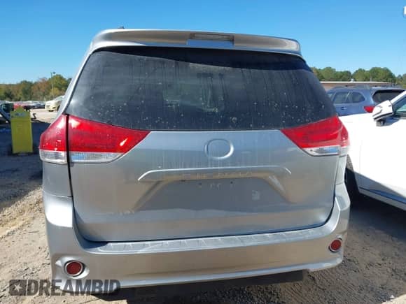 2014 Toyota Sienna SE z VIN 5TDXK3DC6ES421515, wystawiony jako IAAI lot #43467180 z przebiegiem 63 756 mil mil oraz . Historia ofert i sprzedaży dostępna na DreamBid. Obrazek 16.