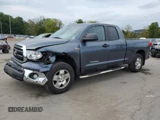 2010 Toyota Tundra с VIN 5TFUY5F19AX119228, выставлен на аукционе Copart как лот 81101695 с пробегом 131 693 миль миль и Списание • Salvage title. История ставок и продаж доступна на DreamBid. Изображение 1.