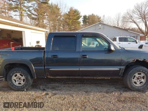 2004 GMC Sierra 1500 SLE z VIN 2GTEK13T041435042, wystawiony jako IAAI lot #41777775 z przebiegiem 218 745 mil mil oraz . Historia ofert i sprzedaży dostępna na DreamBid. Obrazek 14.