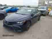 2021 Toyota Camry SE z VIN 4T1G11AK3MU535111, wystawiony jako IAAI lot #42442770 z przebiegiem 97 399 mil mil oraz . Historia ofert i sprzedaży dostępna na DreamBid. Obrazek 2.