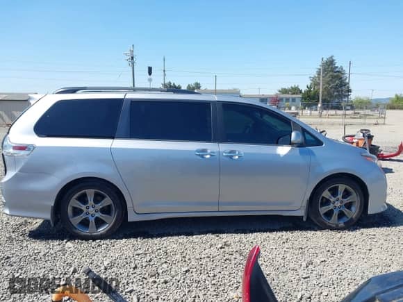2016 Toyota Sienna SE with VIN 5TDXK3DC6GS724040, listed as a IAAI auction lot 42087356 with 75,175 mi miles and . Bid and sale history available at DreamBid. Image 13.