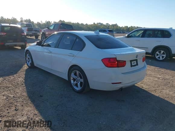 2014 BMW 3 Series 320i z VIN WBA3B1G50ENN90318, wystawiony jako IAAI lot #43484910 z przebiegiem 198 051 mil mil oraz . Historia ofert i sprzedaży dostępna na DreamBid. Obrazek 3.