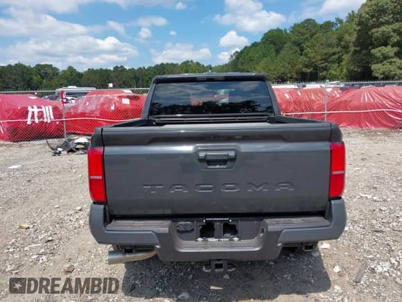 2025 Toyota Tacoma SR5 с VIN 3TMKB5FN2SM039157, выставлен на аукционе IAAI как лот 43213608 с пробегом 3 249 миль миль и . История ставок и продаж доступна на DreamBid. Изображение 16.