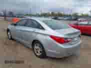 2013 Hyundai Sonata GLS z VIN 5NPEB4AC2DH796470, wystawiony jako IAAI lot #43499428 z przebiegiem 108 005 mil mil oraz . Historia ofert i sprzedaży dostępna na DreamBid. Obrazek 3.