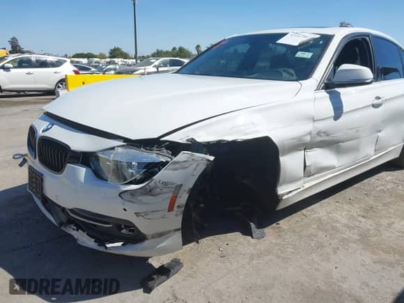 2017 BMW 3 Series 330i z VIN WBA8B9G5XHNU50785, wystawiony jako IAAI lot #43127046 z przebiegiem 108 476 mil mil oraz . Historia ofert i sprzedaży dostępna na DreamBid. Obrazek 6.