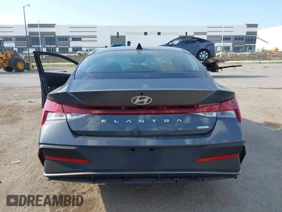 2025 Hyundai Elantra SEL Sport z VIN KMHLM4DJXSU131505, wystawiony jako IAAI lot #43146687 z przebiegiem 1 020 mil mil oraz . Historia ofert i sprzedaży dostępna na DreamBid. Obrazek 16.