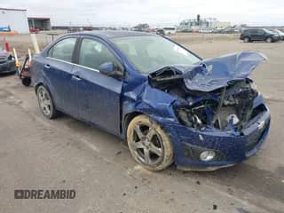 2013 Chevrolet Sonic LTZ z VIN 1G1JE5SB8D4200567, wystawiony jako IAAI lot #41933492 z przebiegiem 124 603 mil mil oraz . Historia ofert i sprzedaży dostępna na DreamBid. Obrazek 1.