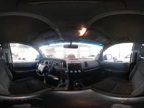 2011 Toyota Tundra z VIN 5TFUW5F13BX172370, wystawiony jako IAAI lot #43250037 z przebiegiem 259 157 mil mil oraz . Historia ofert i sprzedaży dostępna na DreamBid. Obrazek 20.