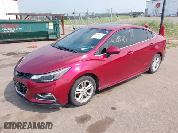2017 Chevrolet Cruze LT z VIN 1G1BE5SMXH7174497, wystawiony jako IAAI lot #42873564 z przebiegiem 116 704 mil mil oraz . Historia ofert i sprzedaży dostępna na DreamBid. Obrazek 2.
