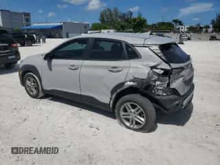 2022 Hyundai Kona SE с VIN KM8K22AB7NU821459, выставлен на аукционе Copart как лот 60197995 с пробегом 32 685 миль миль и Списание • Salvage title. История ставок и продаж доступна на DreamBid. Изображение 2.