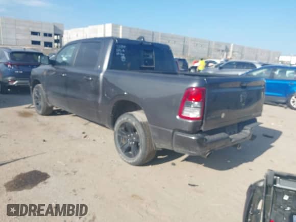 2022 Ram 1500 Big Horn z VIN 1C6RREFT2NN291520, wystawiony jako IAAI lot #42669777 z przebiegiem 31 697 mil mil oraz . Historia ofert i sprzedaży dostępna na DreamBid. Obrazek 3.