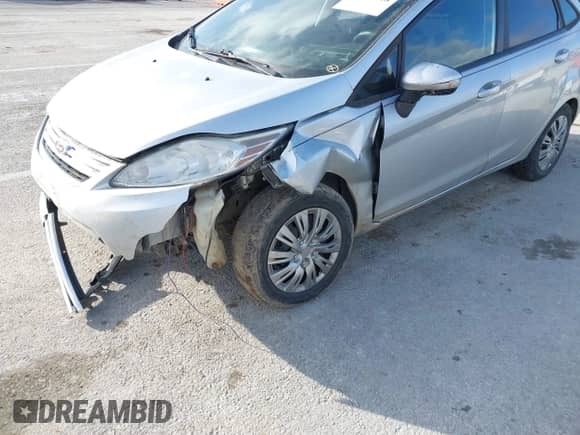 2015 Ford Fiesta SE z VIN 3FADP4BJ1FM220222, wystawiony jako IAAI lot #41209318 z przebiegiem 113 134 mil mil oraz . Historia ofert i sprzedaży dostępna na DreamBid. Obrazek 6.