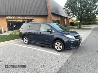 2018 Toyota Sienna LE Auto Access Seat with VIN 5TDKZ3DC2JS910364, listed as a Copart auction lot 85376695 with 137,684 mi miles and Clean title. Bid and sale history available at DreamBid. Image 1.