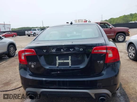 2018 Volvo S60 Dynamic с VIN YV126MFL4J2458009, выставлен на аукционе IAAI как лот 42396373 с пробегом 175 270 миль миль и . История ставок и продаж доступна на DreamBid. Изображение 16.