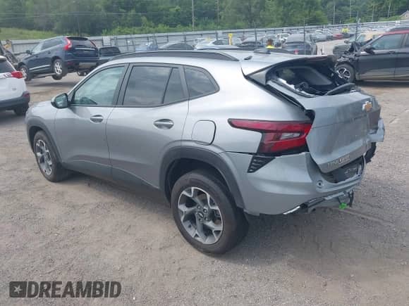 2024 Chevrolet Trax LT с VIN KL77LHE26RC100305, выставлен на аукционе IAAI как лот 42906845 с пробегом 57 576 миль миль и . История ставок и продаж доступна на DreamBid. Изображение 3.