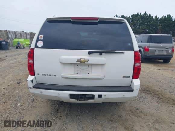 2010 Chevrolet Suburban LT z VIN 1GNUCJE01AR199247, wystawiony jako IAAI lot #42365497 z przebiegiem 289 944 mil mil oraz . Historia ofert i sprzedaży dostępna na DreamBid. Obrazek 16.