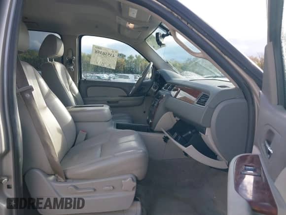 2009 Chevrolet Suburban 2LT z VIN 1GNFC26029R231745, wystawiony jako IAAI lot #43550358 z przebiegiem 388 966 mil mil oraz . Historia ofert i sprzedaży dostępna na DreamBid. Obrazek 5.