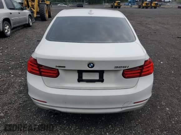 2015 BMW 3 Series 328i xDrive с VIN WBA3B5C58FF960049, выставлен на аукционе Copart как лот 67324665 с пробегом 218 332 миль миль и Чистый • Clean title. История ставок и продаж доступна на DreamBid. Изображение 6.