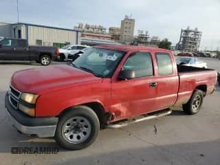 2006 Chevrolet Silverado 1500 Work Truck z VIN 1GCEC19X06Z295415, wystawiony jako Copart lot #62146215 z przebiegiem 346 719 mil mil oraz Szkoda całkowita • Salvage title. Historia ofert i sprzedaży dostępna na DreamBid. Obrazek 1.
