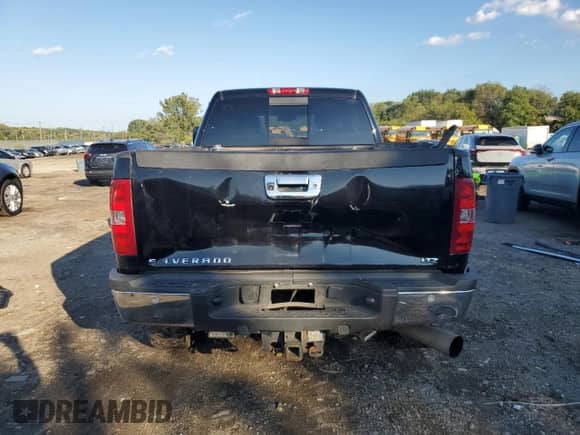 2011 Chevrolet Silverado 2500HD LTZ z VIN 1GC1KYC8XBF126588, wystawiony jako Copart lot #81374015 z przebiegiem Nie podano mil oraz Czysty tytuł • Clean title. Historia ofert i sprzedaży dostępna na DreamBid. Obrazek 6.