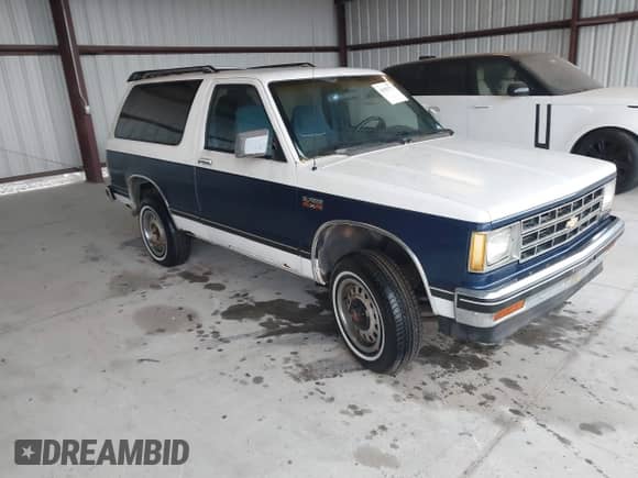 1987 Chevrolet Blazer z VIN 1GNCT18R3H0152807, wystawiony jako IAAI lot #41850727 z przebiegiem 96 276 mil mil oraz . Historia ofert i sprzedaży dostępna na DreamBid. Obrazek 1.