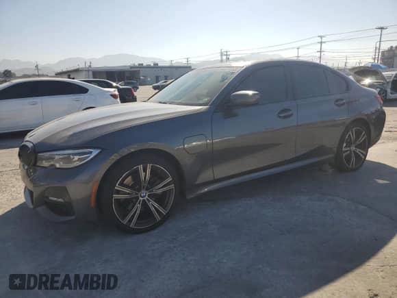 2021 BMW 3 Series 330e xDrive z VIN WBA5P9C00MFJ80209, wystawiony jako Copart lot #66223955 z przebiegiem 131 238 mil mil oraz Szkoda całkowita • Salvage title. Historia ofert i sprzedaży dostępna na DreamBid. Obrazek 1.