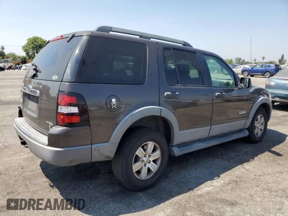 2006 Ford Explorer XLT z VIN 1FMEU73886UB40833, wystawiony jako Copart lot #67680445 z przebiegiem 246 015 mil mil oraz Szkoda całkowita • Salvage title. Historia ofert i sprzedaży dostępna na DreamBid. Obrazek 3.