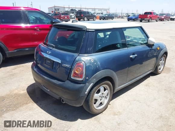 2009 MINI Hardtop with VIN WMWMF33509TW78295, listed as a IAAI auction lot 42293731 with 105,109 mi miles and . Bid and sale history available at DreamBid. Image 4.