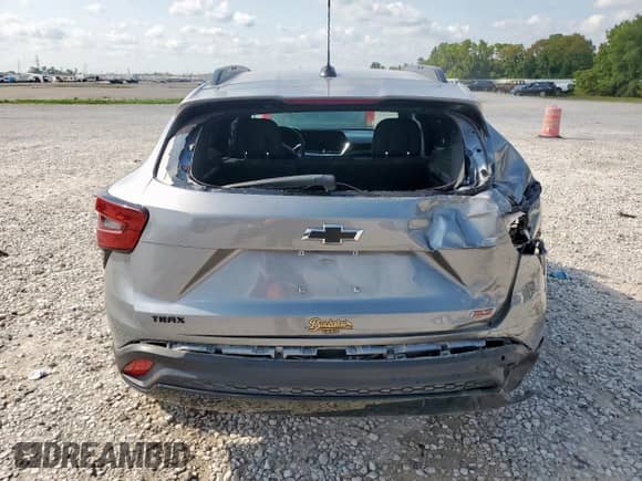 2025 Chevrolet Trax 2RS с VIN KL77LJEP1SC009404, выставлен на аукционе Copart как лот 71652615 с пробегом 26 741 миль миль и Списание • Salvage title. История ставок и продаж доступна на DreamBid. Изображение 6.