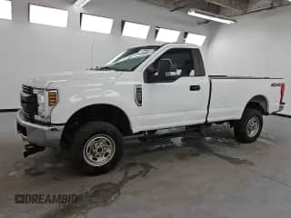 2019 Ford F-250 XL z VIN 1FTBF2B62KEF61553, wystawiony jako Copart lot #65133795 z przebiegiem 100 833 mil mil oraz Czysty tytuł • Clean title. Historia ofert i sprzedaży dostępna na DreamBid. Obrazek 1.