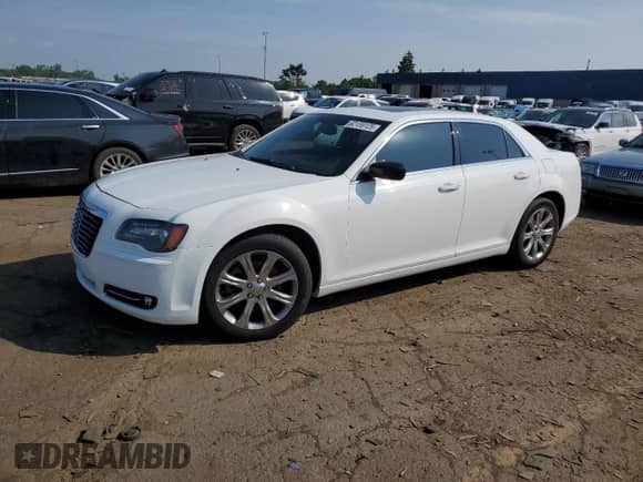 2013 Chrysler 300 S z VIN 2C3CCAGTXDH590577, wystawiony jako Copart lot #62159125 z przebiegiem 148 292 mil mil oraz Czysty tytuł • Clean title. Historia ofert i sprzedaży dostępna na DreamBid. Obrazek 1.