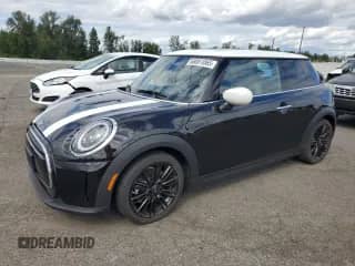 2022 MINI Hardtop Cooper z VIN WMW33DH06N2P97623, wystawiony jako Copart lot #68051065 z przebiegiem 12 660 mil mil oraz Szkoda całkowita • Salvage title. Historia ofert i sprzedaży dostępna na DreamBid. Obrazek 1.