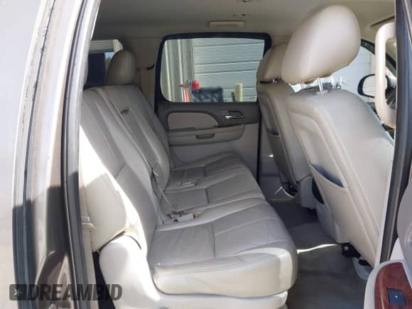 2011 Chevrolet Suburban LT z VIN 1GNSCJE09BR344091, wystawiony jako IAAI lot #43487649 z przebiegiem 182 652 mil mil oraz . Historia ofert i sprzedaży dostępna na DreamBid. Obrazek 8.