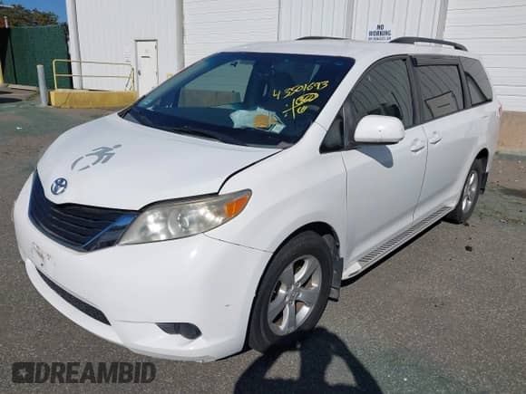 2013 Toyota Sienna LE AAS with VIN 5TDKK3DCXDS328568, listed as a IAAI auction lot 43501693 with 428,589 mi miles and . Bid and sale history available at DreamBid. Image 18.