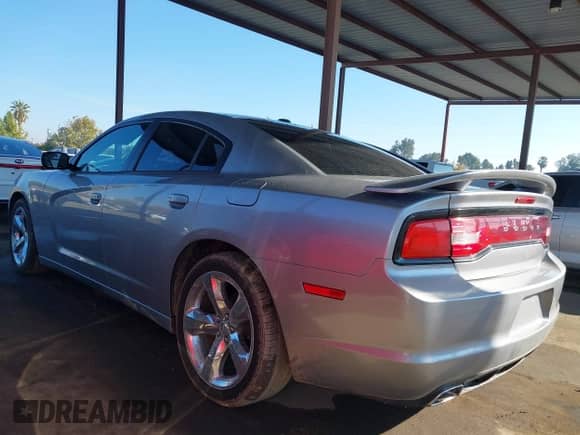 2013 Dodge Charger SXT с VIN 2C3CDXHG0DH725745, выставлен на аукционе IAAI как лот 43466038 с пробегом 105 591 миль миль и . История ставок и продаж доступна на DreamBid. Изображение 3.