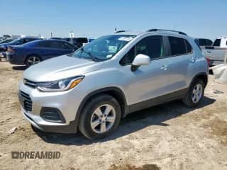 2021 Chevrolet Trax LT z VIN KL7CJPSM9MB371958, wystawiony jako Copart lot #70209785 z przebiegiem Nie podano mil oraz Szkoda całkowita • Salvage title. Historia ofert i sprzedaży dostępna na DreamBid. Obrazek 1.